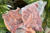 Sơ chế và chiên trứng cá ngừ